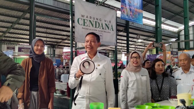WhatsApp Image 2025-04-23 at 20.36.54 Wali Kota Malang, Wahyu Hidayat meninjau deretan stand peserta Festival Jajanan Pasar di Pasar Klojen, Rabu (23/04/2025).