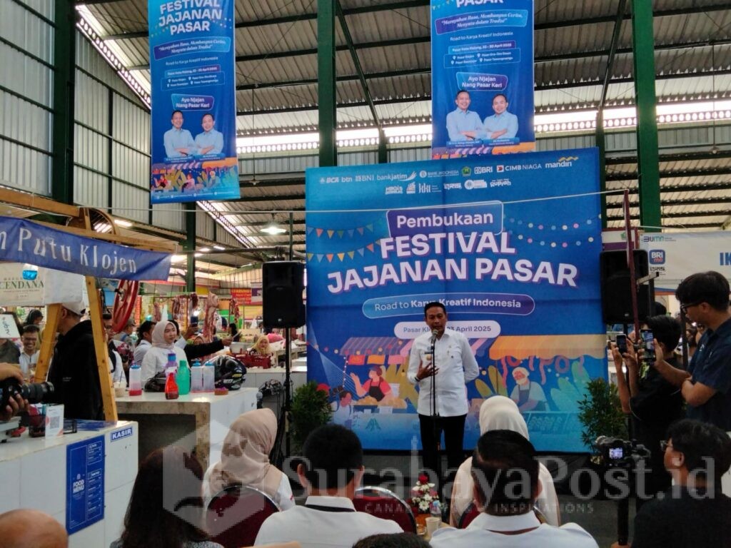 Wali Kota Wahyu Hidayat membuka pelaksanaan Festival Jajanan Pasar di Pasar Klojen, Kota Malang Jawa Timur, Rabu (23/04)2025).