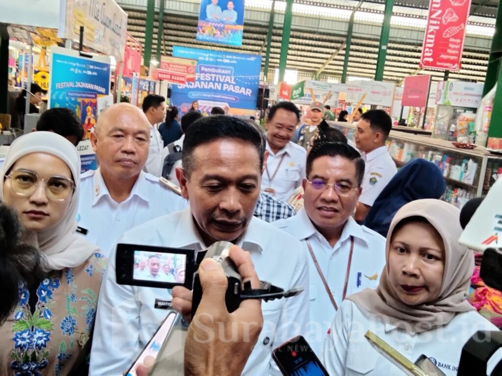 Wali Kota Wahyu Hidayat memberikan keterangan kepada wartawan