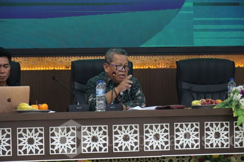 Prof Deni Setya Bagus memberikan paparan dihadapan peserta seminar di UNISMA