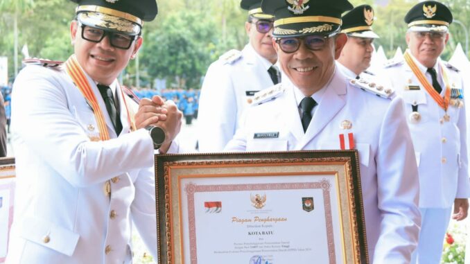 WhatsApp Image 2025-04-25 at 13.05.54 Prestasi Gemilang: Wali Kota Batu, Nurochman menerima piagam penghargaan dari Wakil Kemendagri RI, Bima Arya. (istimewa).