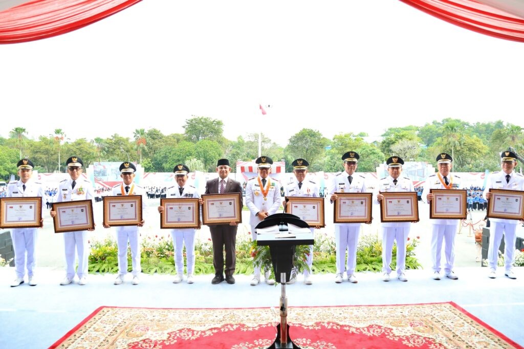 Wali Kota Batu, Nurochman pose bersama para Kepala Daerah penerima penghargaan. (istimewa).