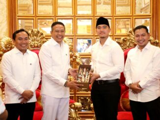 Wali Kota Wahyu Hidayat didampingi Wakil Walikota Ali Muthohirin menyerahkan cinderamata kepada Kaesang Pangarep. (Sumber Prokompim).