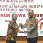 Ketua PWI Jatim menyerahkan penghargaan kepada Kapolresta Malang Kota Kombes Pol Nanang Haryono. (ist)