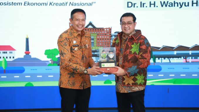 WhatsApp Image 2025-04-30 at 12.05.32 Dapat Apresiasi dari Menkraf, Walikota Wahyu Hidayat Sebut Kota Malang Optimis Jadi Penggerak Ekraf Nasional. (Sumber Prokompim).