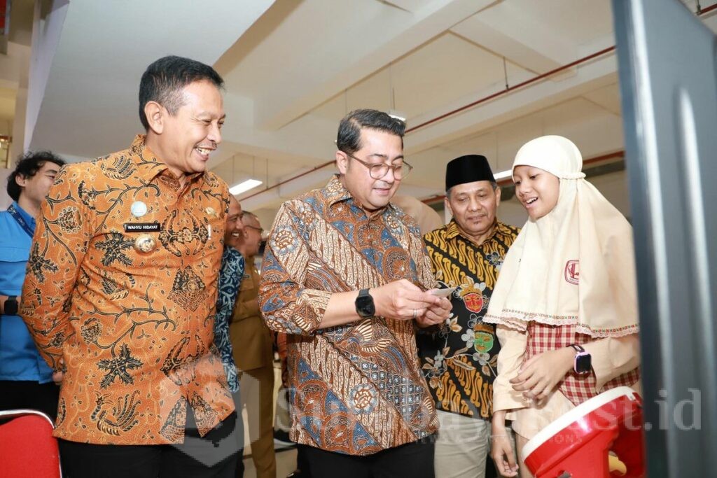 Walikota Wahyu Hidayat mendampingi Menkraf Riefky. (Sumber Prokompim).