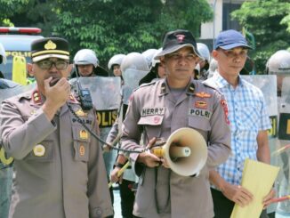 Kapolres Batu, AKBP Andi Yudha Pranata saat memimpin latihan Dalmas, Rabu (30/04/2025).