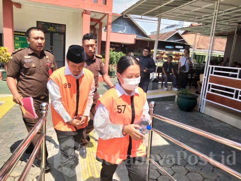 Kedua terdakwa kasus dugaan TPPO saat menjalani sidang perdana, Rabu (30/04/2025).