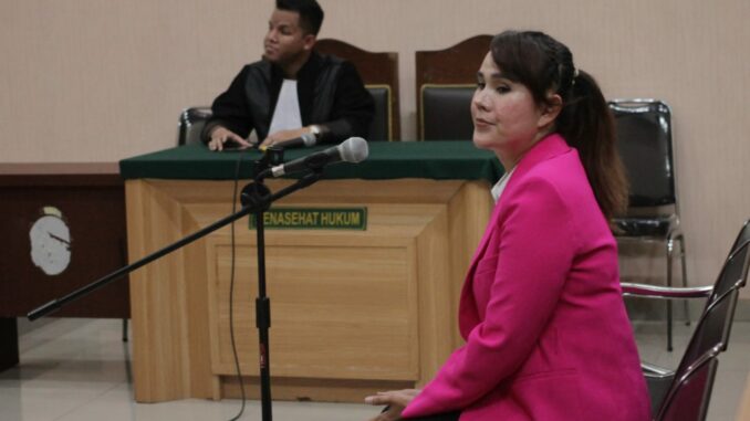 Terdakwa Isa Zega saat menjalani sidang tuntutan di Pengadilan Negeri Kepanjen, Kabupaten Malang, Jawa Timur, Rabu (30/04/2025).