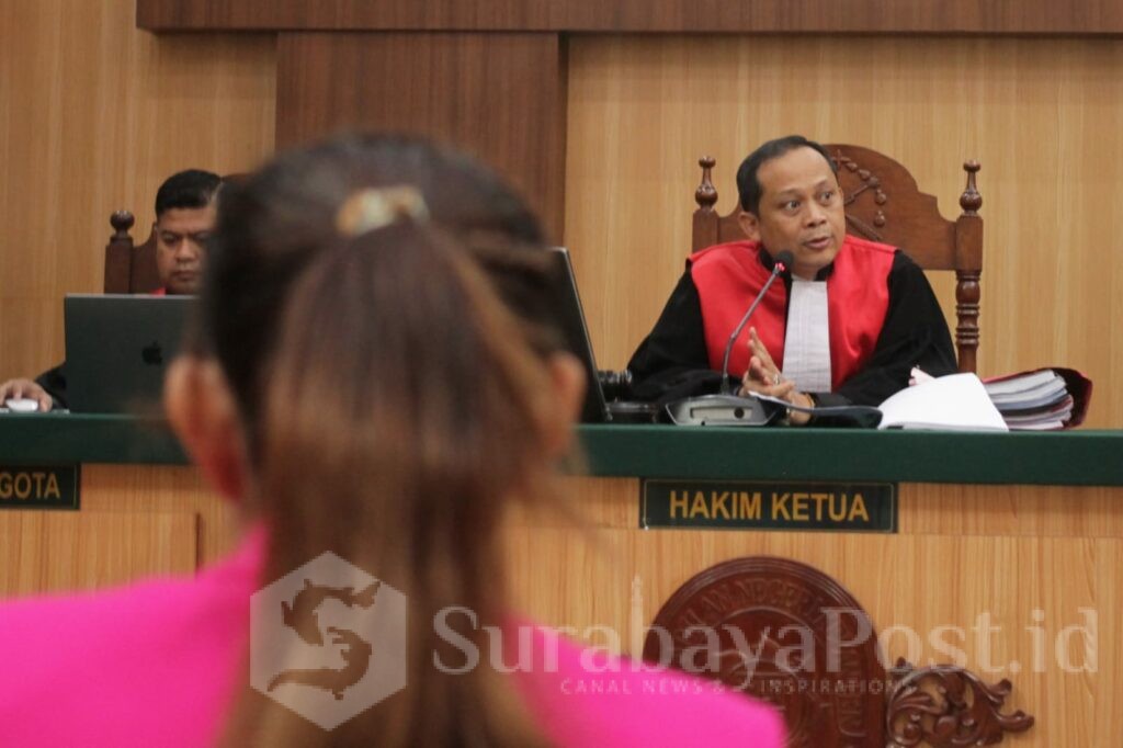 Terdakwa Isa Zega saat menjalani sidang tuntutan di Pengadilan Negeri Kepanjen, Kabupaten Malang, Jawa Timur, Rabu (30/04/2025).