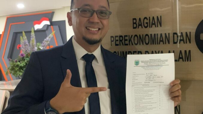 WhatsApp Image 2025-05-01 at 16.20.39 Tino Agus Salim usai menyerahkan berkas.(Ist)