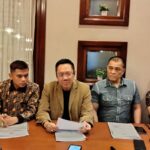 Gunadi Handoko mendampingi kliennya, Tonny 'Apeng' Hendrawan saat menggelar konferensi pers terkait gugatan praperadilan, Rabu (30/04/2025) malam.