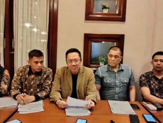 Gunadi Handoko mendampingi kliennya, Tonny 'Apeng' Hendrawan saat menggelar konferensi pers terkait gugatan praperadilan, Rabu (30/04/2025) malam.