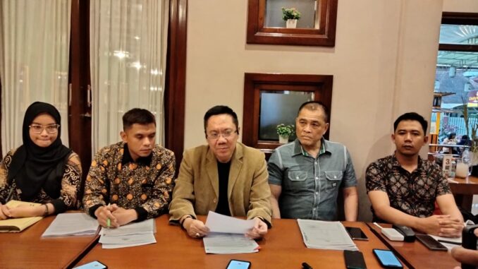Gunadi Handoko mendampingi kliennya, Tonny 'Apeng' Hendrawan saat menggelar konferensi pers terkait gugatan praperadilan, Rabu (30/04/2025) malam.