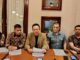 Gunadi Handoko mendampingi kliennya, Tonny 'Apeng' Hendrawan saat menggelar konferensi pers terkait gugatan praperadilan, Rabu (30/04/2025) malam.