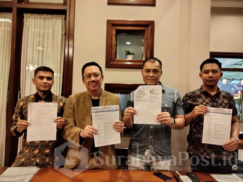 Gunadi Handoko & Partners Law Firm menunjukkan berkas bukti gugatan yang telah didaftarkan di PN Surabaya