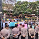 Puluhan Massa MMPJ Gelar Aksi dan Laporkan Roy Suryo ke Polresta Malang Kota, Kamis (01/05/2025).