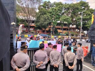 Puluhan Massa MMPJ Gelar Aksi dan Laporkan Roy Suryo ke Polresta Malang Kota, Kamis (01/05/2025).