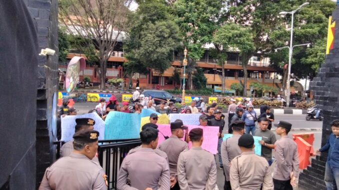 Puluhan Massa MMPJ Gelar Aksi dan Laporkan Roy Suryo ke Polresta Malang Kota, Kamis (01/05/2025).