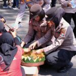 Aksi simpatik jajaran Polresta Malang Kota ditengah pengamanan Mayday 2025