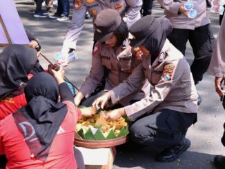 Aksi simpatik jajaran Polresta Malang Kota ditengah pengamanan Mayday 2025