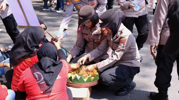 WhatsApp Image 2025-05-01 at 22.15.55 (1) Aksi simpatik jajaran Polresta Malang Kota ditengah pengamanan Mayday 2025