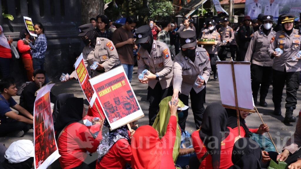 Aksi simpatik jajaran Polresta Malang Kota ditengah pengamanan Mayday 2025
