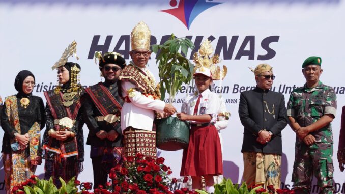 WhatsApp Image 2025-05-02 at 17.45.38 Momen Hardiknas, Wali Kota dan Wakil Wali Kota Batu Luncurkan Program 1000 Sarjana, Jumat (02/05/2025).