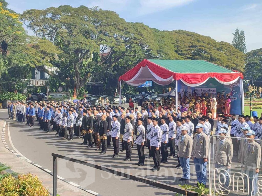 Upacara peringatan Hardiknas di depan Balaikota Malang, Jumat 2 Mei 2025.