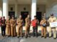 Walikota Malang, Dr. Ir. Wahyu Hidayat, MM, menyerahkan piagam penghargaan dan piala kepada para pemenang Lomba Kampung Mbois, Senin 5 Mei 2025. Sumber Prokompim).