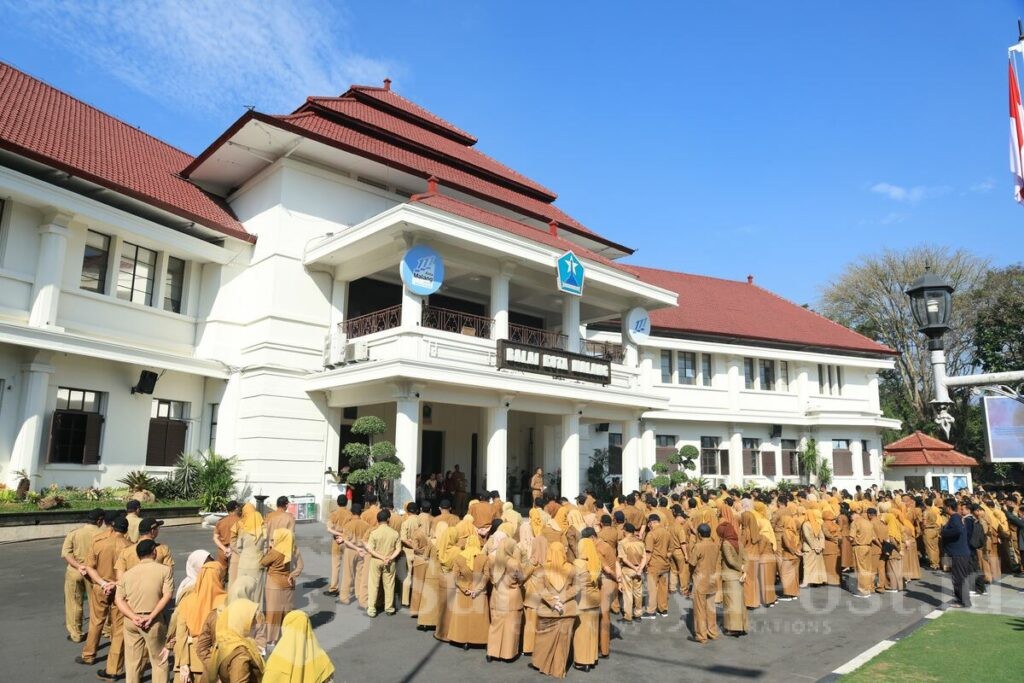Penyerahan piagam penghargaan dirangkai dengan Apel pagi di halaman Balaikota Malang