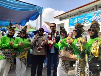Hadiri Gebyar kreatifitas anak, lansia, perempuan disabilitas dan bazar UMKM Kecamatan lowokwaru, Wali Kota Malang, Wahyu Hidayat mendapat sambutan luar biasa. Minggu (04/05/2025).
