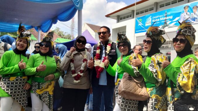 WhatsApp Image 2025-05-05 at 15.17.35 Hadiri Gebyar kreatifitas anak, lansia, perempuan disabilitas dan bazar UMKM Kecamatan lowokwaru, Wali Kota Malang, Wahyu Hidayat mendapat sambutan luar biasa. Minggu (04/05/2025).