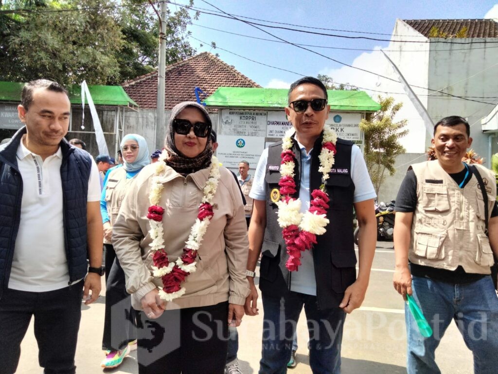 Wali Kota Wahyu Hidayat yang hadir bersama Ketua Tim Penggerak PKK, Ny Hanik Wahyu Hidayat, disambut dengan kalungan bunga.
