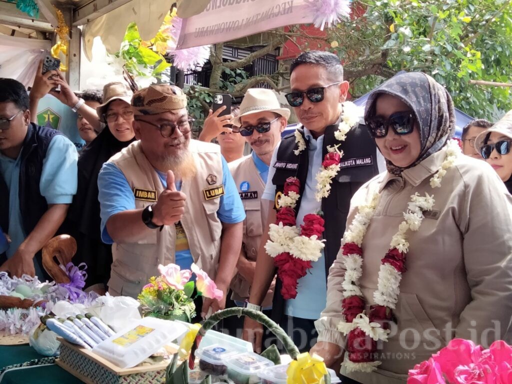 Wali Kota Wahyu Hidayat bersama istri di dampingi Camat Lowokwaru Rudy Cahyono meninjau 12 stand dari masing-masing Kelurahan.