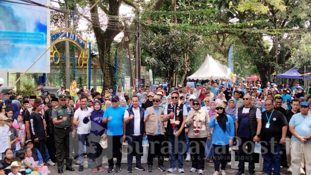 Wali Kota Wahyu Hidayat bersama istri di dampingi Camat Lowokwaru Rudy Cahyono serta jajaran OPD pose bersama para peserta Gebyar Kreativitas.