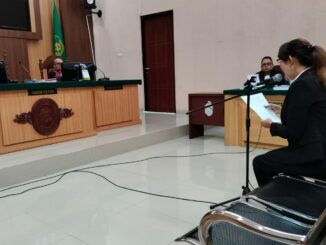 Baca Nota Pembelaan, Terdakwa Isa Zega Terisak dan Tantang Sumpah Pocong JPU dan Pelapor. (ist).