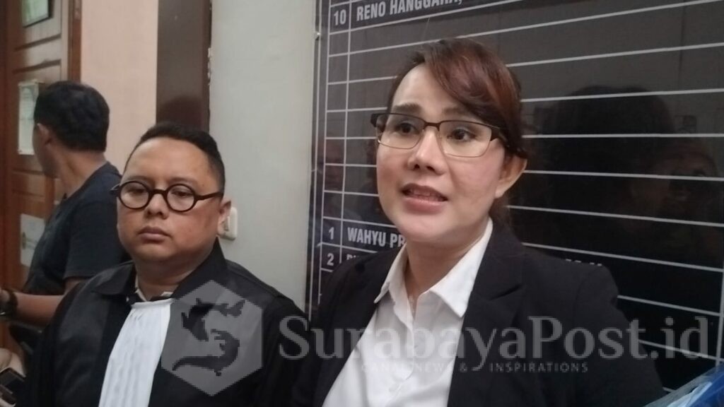 Isa Zega bersama penasehat hukumnya. (ist)