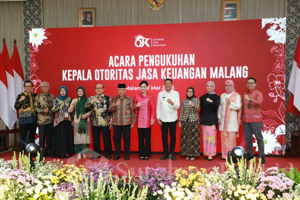 Wali Kota Malang, Wahyu Hidayat pose bersama Kepala OJK yang baru dan tamu undangan lainnya. (Sumber Prokompim).