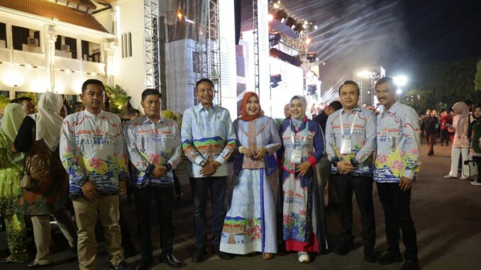 WhatsApp Image 2025-05-08 at 15.03.30 Berbusana batik khas Malang, Wali Kota Wahyu Hidayat hadiri gala dinner Munas VII APEKSI 2025 di Surabaya, Rabu 7 Mei 2025 malam. (Sumber Prokompim).
