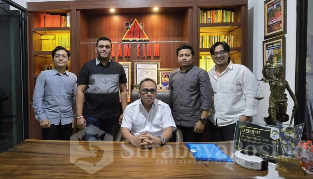 Dr Yayan Riyanto, SH, MH (tengah) bersama tim