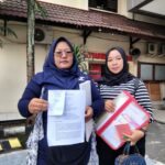 Maya Tri Utami (kiri), usai melaporkan Bos Koperasi atas dugaan penggelapan serifikat rumah di Polresta Malang Kota, Jumat (09/05/2025).