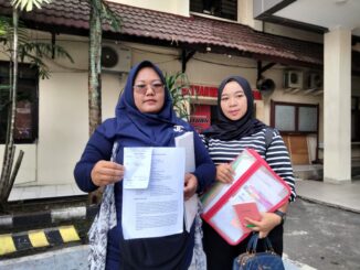 Maya Tri Utami (kiri), usai melaporkan Bos Koperasi atas dugaan penggelapan serifikat rumah di Polresta Malang Kota, Jumat (09/05/2025).