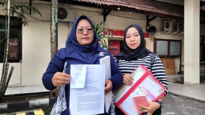 WhatsApp Image 2025-05-09 at 18.38.44 Maya Tri Utami (kiri), usai melaporkan Bos Koperasi atas dugaan penggelapan serifikat rumah di Polresta Malang Kota, Jumat (09/05/2025).