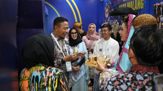 WhatsApp Image 2025-05-09 at 18.46.02 Beragam produk UMKM unggulan Kota Malang menyedot perhatian para pengunjung Indonesia City Expo (ICE) 2025. (Sumber Prokompim).