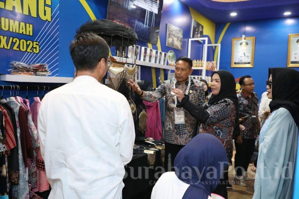 Wali Kota Wahyu Hidayat langsung memantau produk UMKM yang menjadi perhatian pengunjung. (Sumber Prokompim).