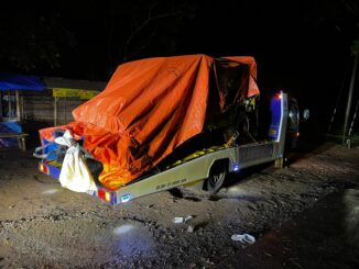 Jeep angkutan wisatawan ke gunung Bromo yang alami kecelakaan dan Yayasan Rumah Solusi saat mengevakuasi korban laka ke RSSA. (istimewa).