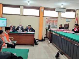 Dua terdakwa kasus dugaan TPPO saat menjalani sidang diruang Garuda PN Kota Malang, Rabu (14/05/2025) siang.