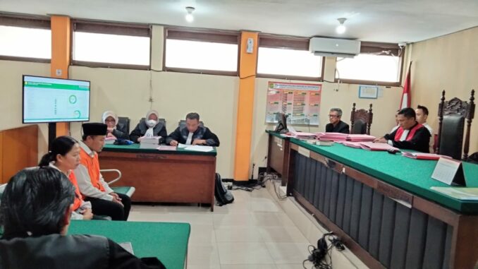 WhatsApp Image 2025-05-14 at 18.43.34 Dua terdakwa kasus dugaan TPPO saat menjalani sidang diruang Garuda PN Kota Malang, Rabu (14/05/2025) siang.