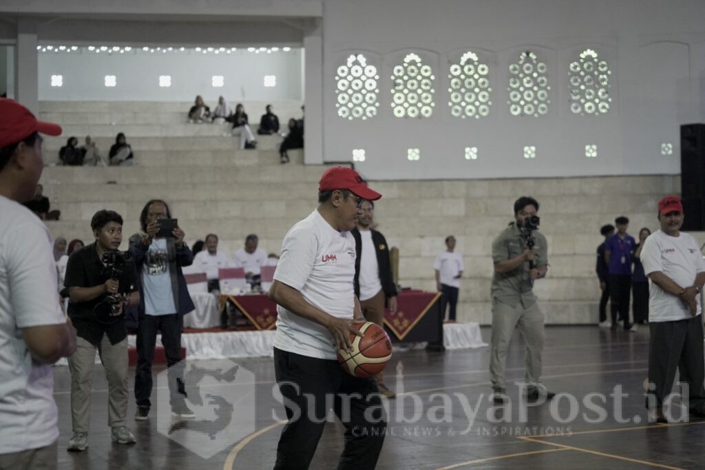 Prof. Dr. Nazaruddin Malik, M.Si. Ia membuka ajang tersebut dengan memasukkan bola ke dalam ring. (ist).